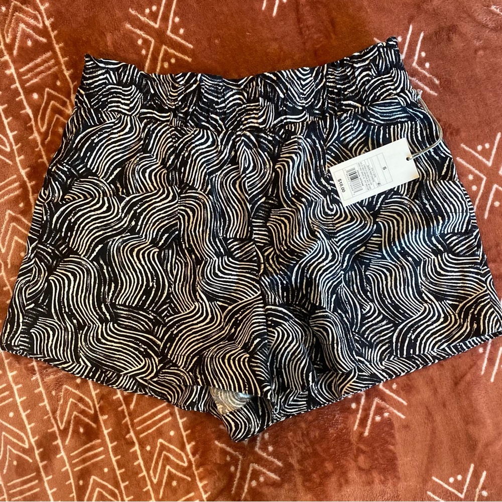 NEW-  A New Day High Rise Linen Pull On Shorts Black Abstract (Small)